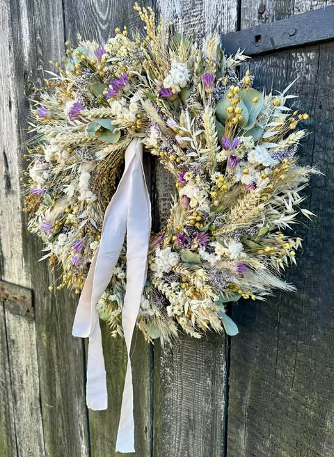 Wianek beżowo- fioletowy ze zbożami