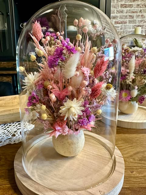 Łąka w szkle z suszonymi piwoniami