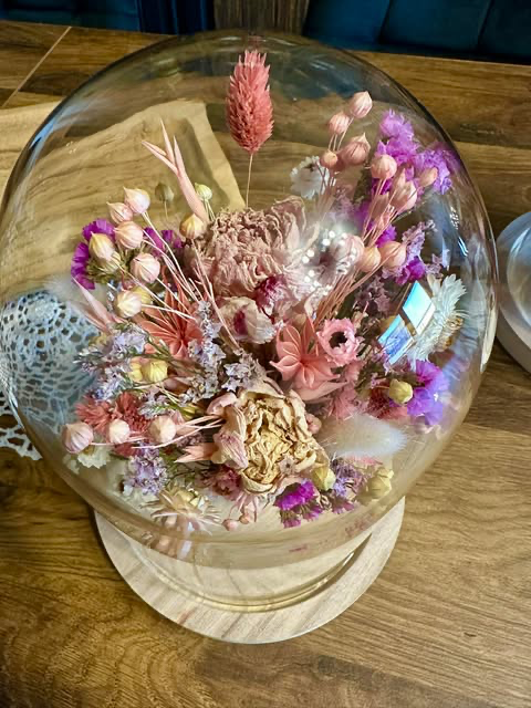 Łąka w szkle z suszonymi piwoniami