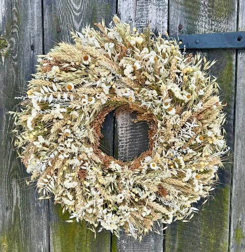 Wianek biało- beżowy ze zbożem