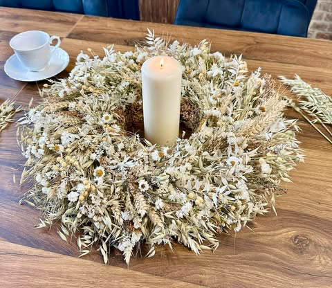 Wianek biało- beżowy ze zbożem