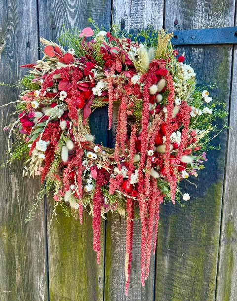 Wianek z czerwonym szarłatem