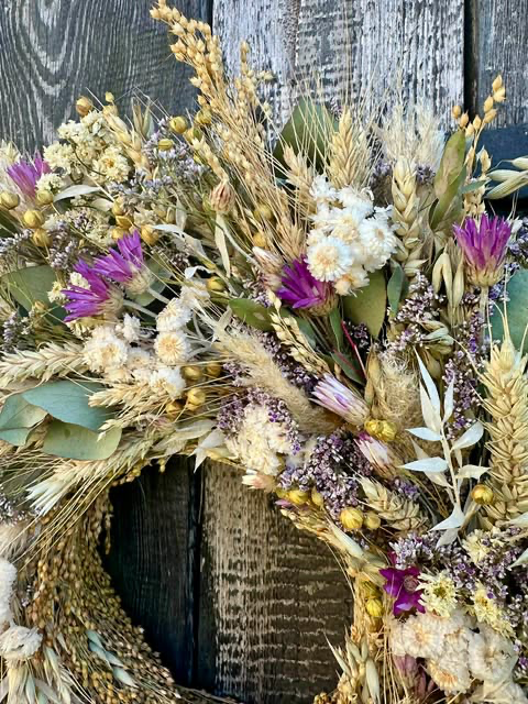 Wianek beżowo- fioletowy ze zbożami