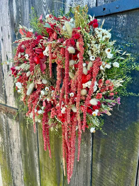 Wianek z czerwonym szarłatem